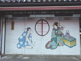 Tranh Tường Đẹp Cho Cửa Cuốn